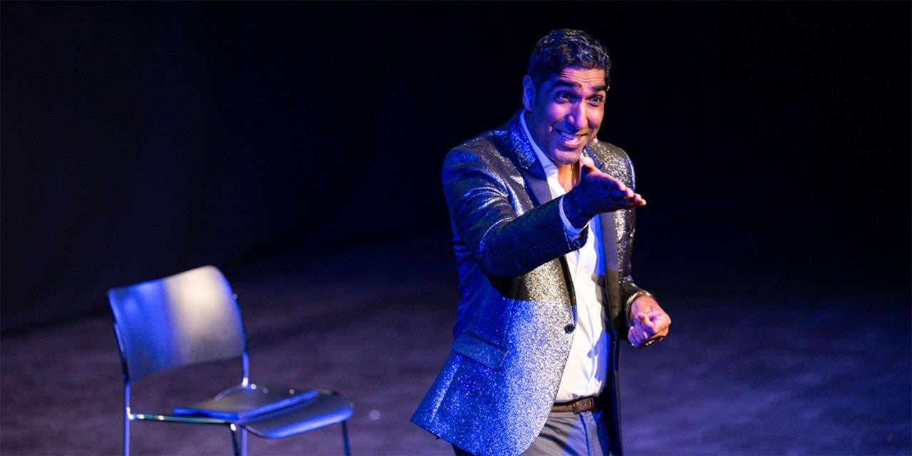 peaople-on-stage-performing