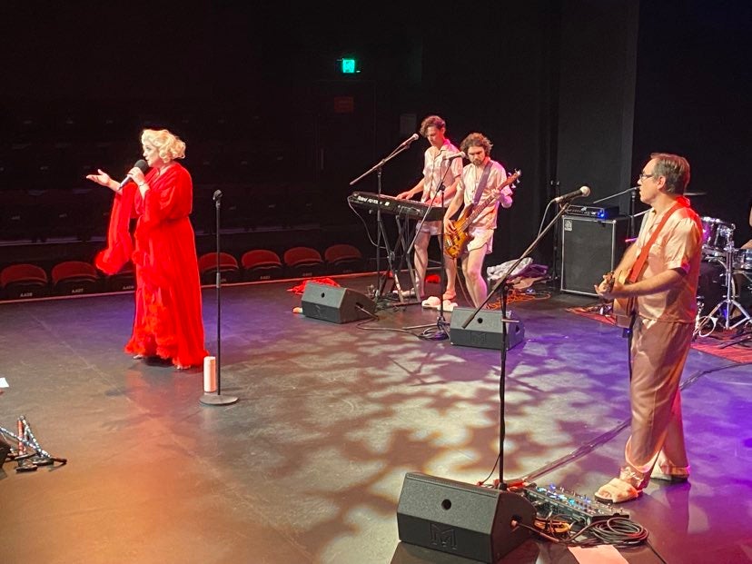 peaople-on-stage-performing