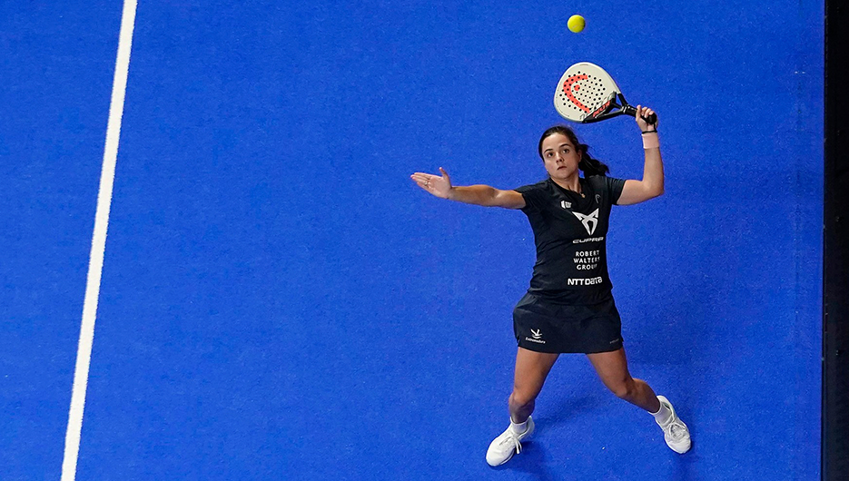 Paula Josemaría playing padel