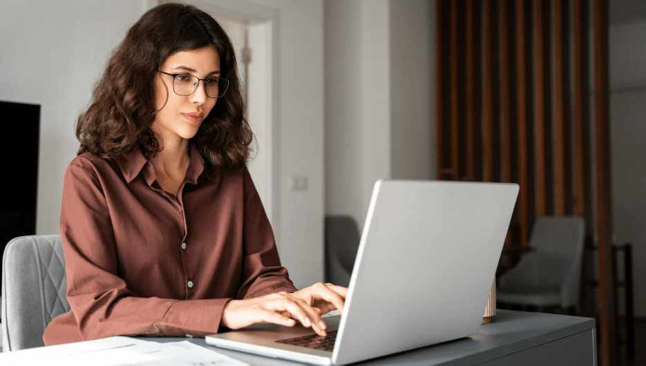 woman in laptop